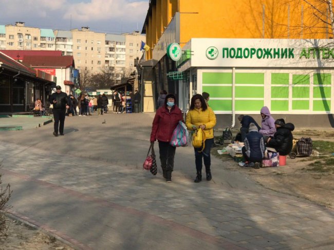 Карантин у Луцьку: люди влаштували стихійну торгівлю. ФОТО