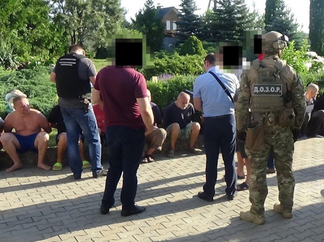 З'явилося відео обшуків псевдореабілітаційних центрів у Луцьку, де незаконно утримували пацієнтів