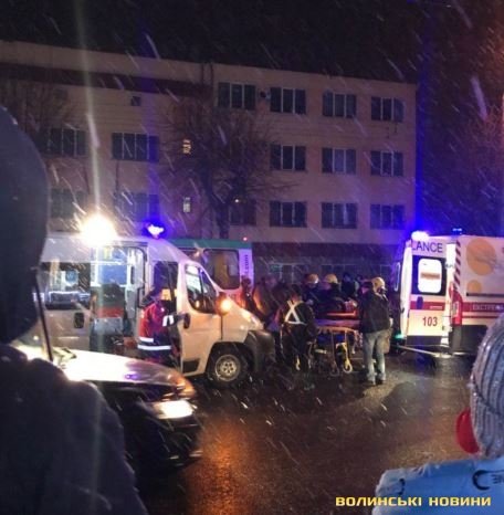 У Луцьку легковик на світлофорі влетів у маршрутку. ФОТО