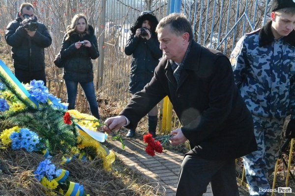 У Луцьку вшанували Героїв Крут, Небесної Сотні та війни на Сході. ФОТО