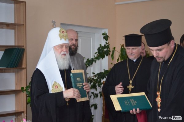 Випускникам богословської академії у Луцьку дипломи вручав патріарх Філарет. ФОТО