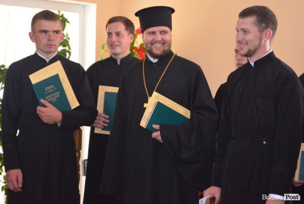 Випускникам богословської академії у Луцьку дипломи вручав патріарх Філарет. ФОТО