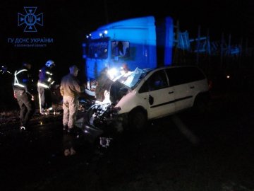 На Волині сталася аварія: рятувальники вирізали з автівки двох постраждалих 