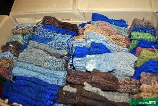 У Луцьку незряча бабуся зв'язала 318 рукавиць для бійців АТО