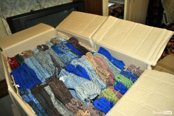 У Луцьку незряча бабуся зв'язала 318 рукавиць для бійців АТО