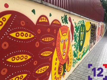 У Луцьку біля міськради з’﻿явився оригінальний мурал. ФОТО