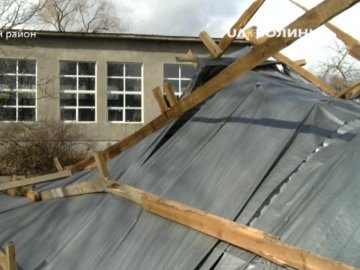Зірвало за лічені секунди: після буревію школа на Волині залишилась без даху. ВІДЕО