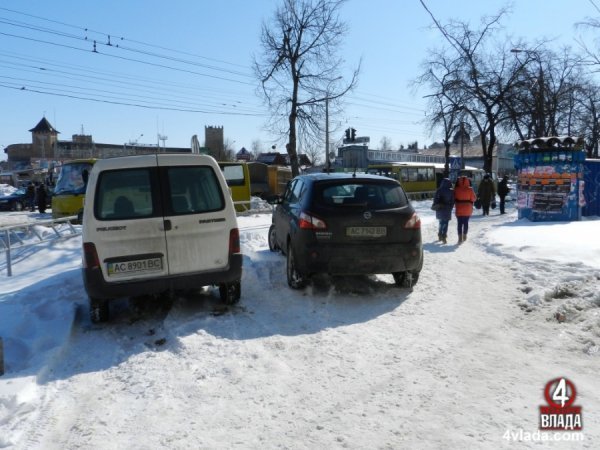 Як паркуються в Луцьку. ФОТО