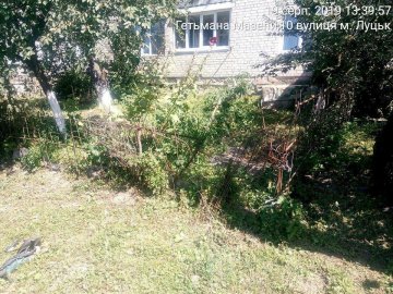 У Луцьких дворах знесли незаконні огорожі. ФОТО