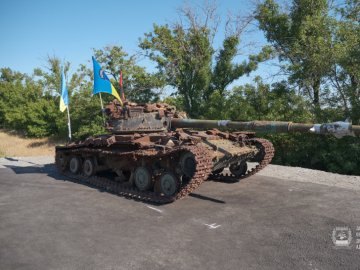Підбитий окупантами танк став на Донеччині пам'ятним знаком захисникам України