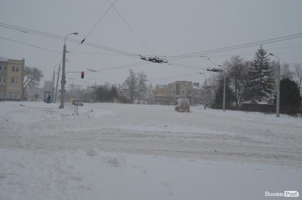 Снігові «страждання» пасажирів Луцька. ФОТО