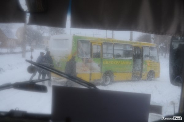 Снігові «страждання» пасажирів Луцька. ФОТО
