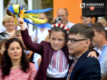 Кульки, бантики і квіти: як луцька школа №1 святкувала перше вересня. ФОТО