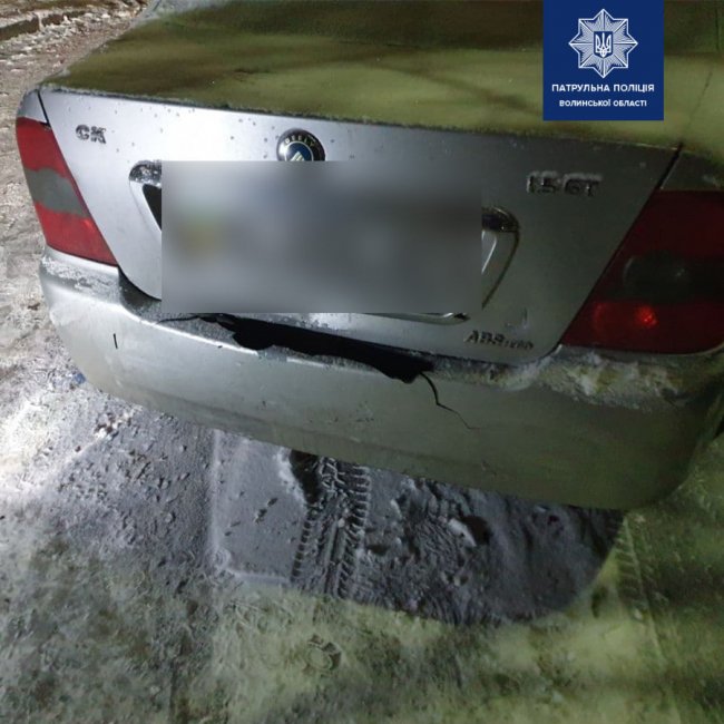 У Луцьку водій Geely зіткнувся з трьома авто, припаркованими в дворі. ФОТО