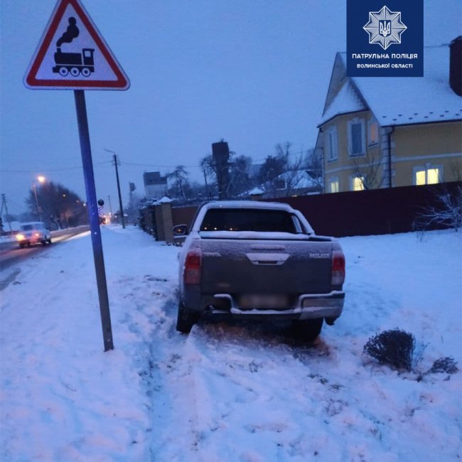 У Луцьку водій Geely зіткнувся з трьома авто, припаркованими в дворі. ФОТО