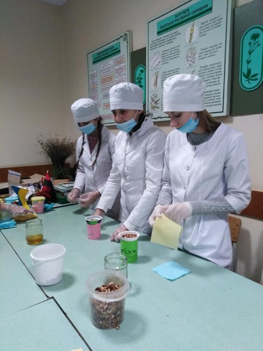 Студенти-медики відправили для військових на передову понад пів тонни фіточаю