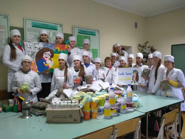 Студенти-медики відправили для військових на передову понад пів тонни фіточаю