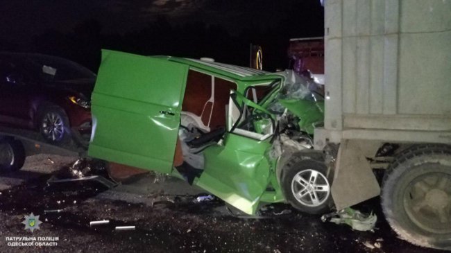 Під Одесою бус влетів в КамАЗ: загинуло двоє людей