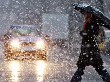 З мокрим снігом та дощем: синоптики спрогнозували погоду до кінця тижня
