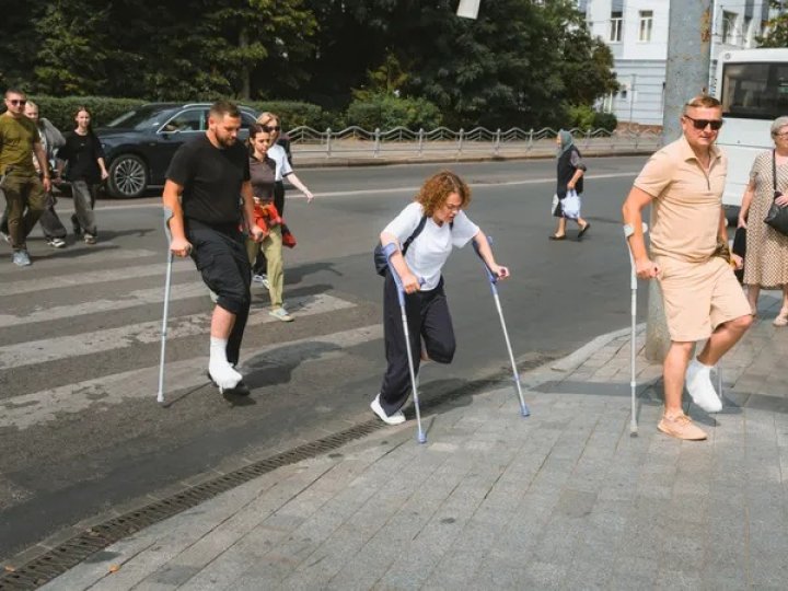 Пересувались кріслом колісним, наосліп та з гіпсом: у Луцьку пройшов інтенсив з питань безбар’єрності