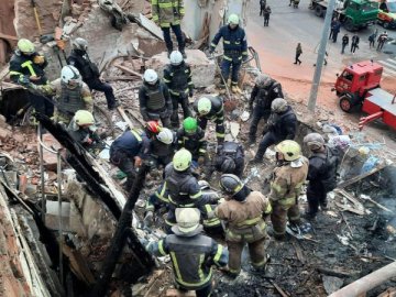 У Харкові з-під завалів дістали тіло бабусі загиблого 10-річного хлопчика