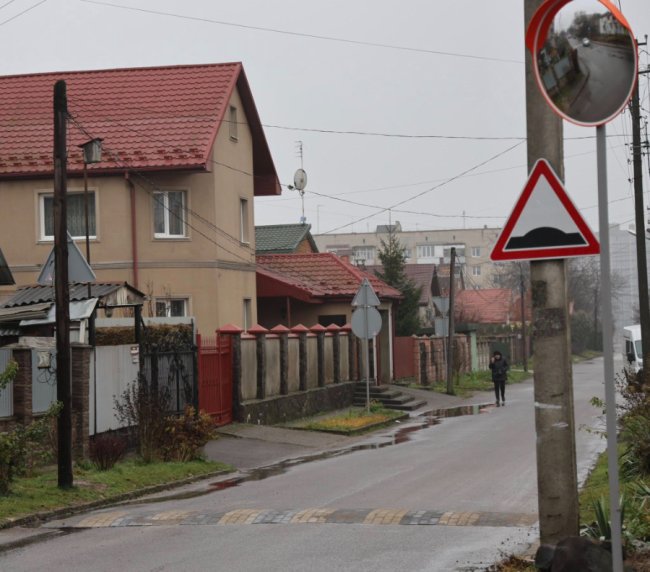 Аварійне перехрестя: у Луцьку встановили «лежачі поліцейські» та змінили схему руху