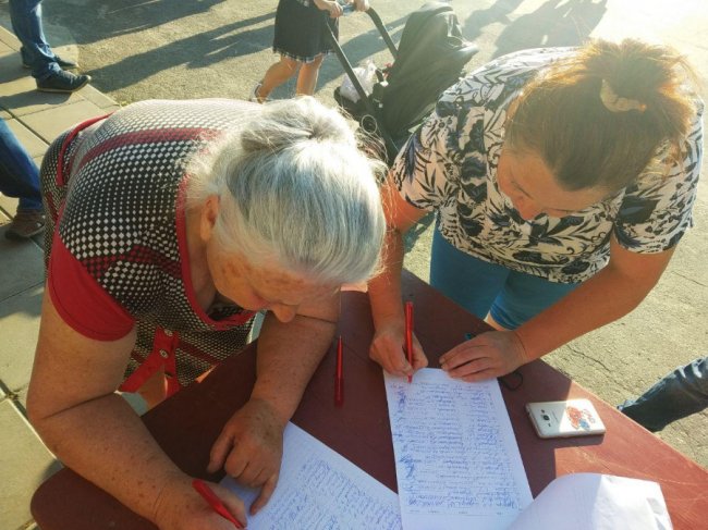 Лучани вимагають провести каналізацію до одного з мікрорайонів міста. ФОТО