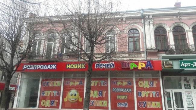 Через буревій у Луцьку обсипався карниз будинку. ФОТО