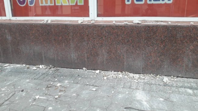 Через буревій у Луцьку обсипався карниз будинку. ФОТО