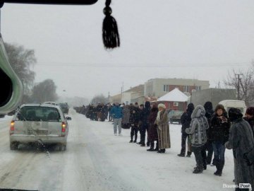 У селі під Луцьком загиблого Героя зустріли на колінах