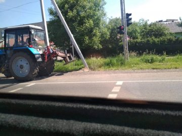 На волинській трасі каміння, яке летіло з-під трактора, розтрощило лобове скло автівки