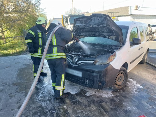 На Волині посеред міста загорілося авто. ФОТО