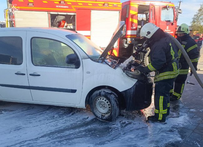 На Волині посеред міста загорілося авто. ФОТО