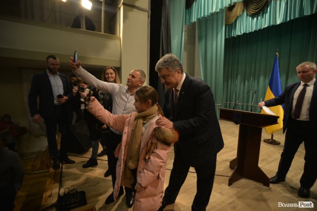 Томос, селфі та колядки: Петро Порошенко на Волині. ФОТОРЕПОРТАЖ