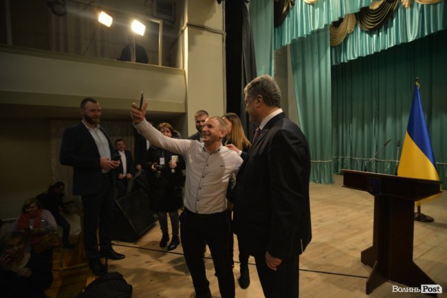 Томос, селфі та колядки: Петро Порошенко на Волині. ФОТОРЕПОРТАЖ