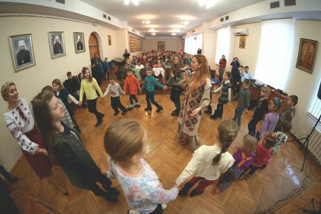 «АТБ» виступив у ролі Святого Миколая для тисяч українських дітей