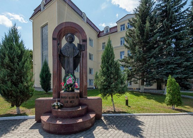  Лавочки біля памʼятника святому Миколаю