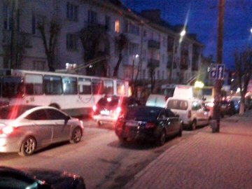 Обрив на лінії паралізував рух тролейбусів у центрі Луцька