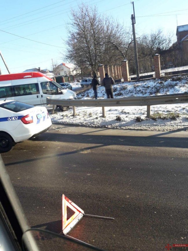 У Луцьку через ожеледицю зіткнулись дві автівки. ФОТО