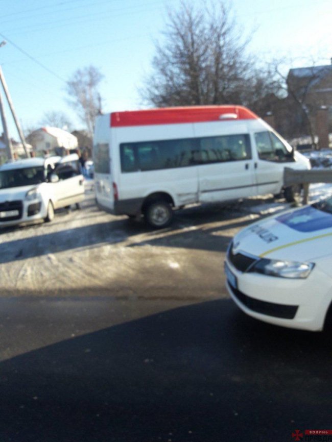 У Луцьку через ожеледицю зіткнулись дві автівки. ФОТО