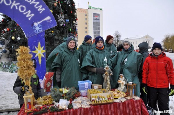 У центрі Луцька пластуни дарують Вифлеємське тепло