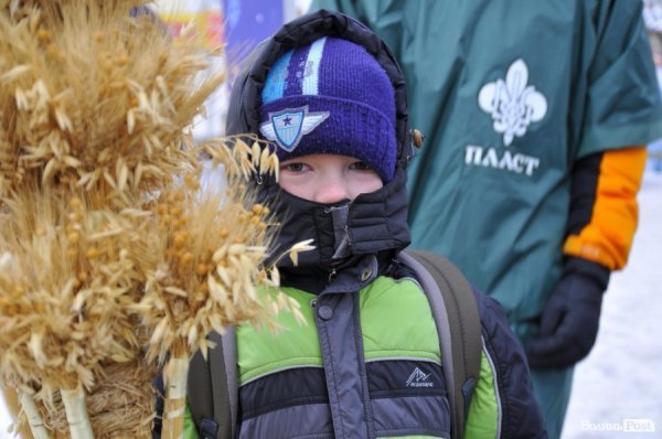У центрі Луцька пластуни дарують Вифлеємське тепло