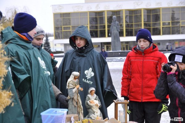 У центрі Луцька пластуни дарують Вифлеємське тепло