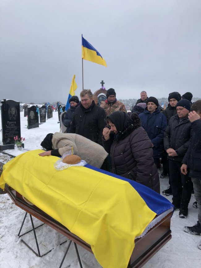 На Волині провели в останню дорогу Героя Віталія Рабчуна