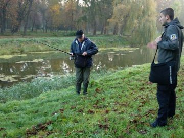 У луцькому парку ловили рибалок-нелегалів. ФОТО