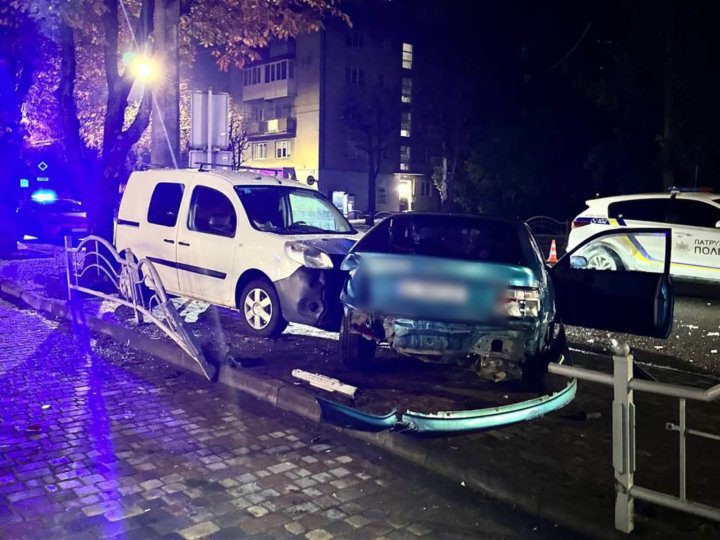 У Луцьку п'яний водій протаранив паркан і врізався в автівку