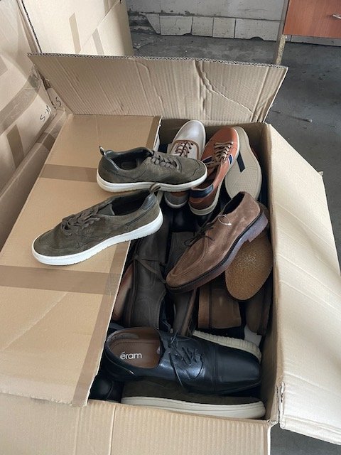 Через «Ягодин» намагались незаконно провезти нове взуття під виглядом секонд-хенду