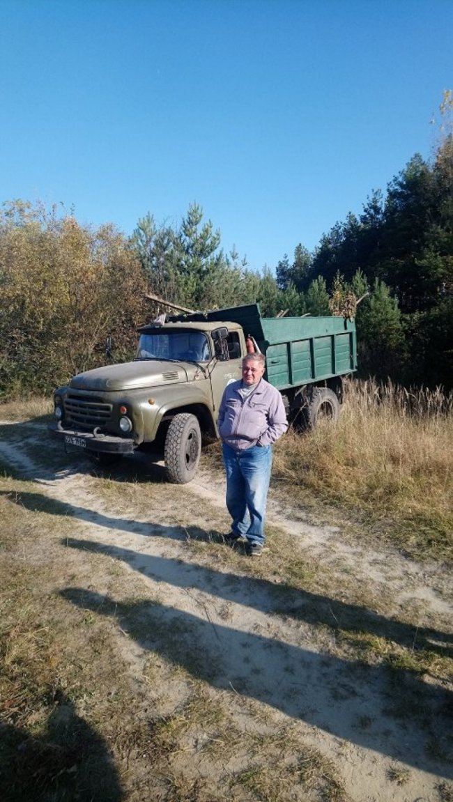 На Волині «застукали» працівників автошколи, які вивозили сміття в ліс. ФОТО