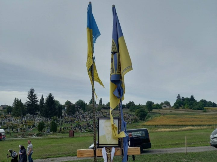 У селі біля Луцька на могилах загиблих Захисників майорять подерті прапори