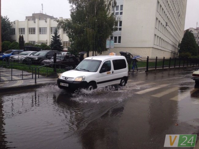 У Луцьку біля школи з-під землі б’є фонтан